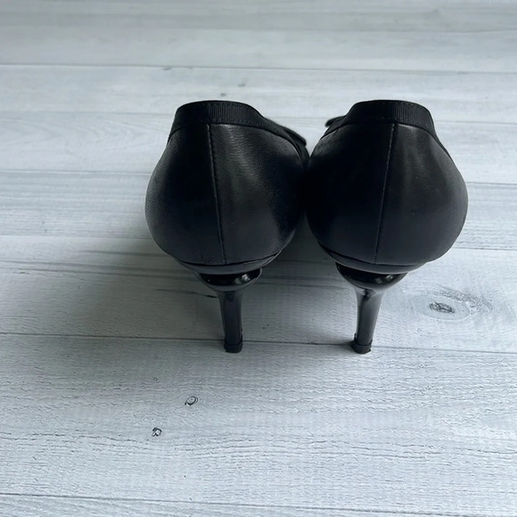 CHANEL Vintage Black Interlocking CC Logo Bow Cap Toe Pumps Size 7 - Picture 6 of 9
